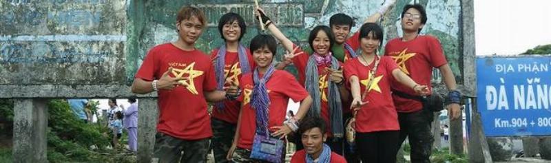 Một người đang leo lên một vách núi dốc, thể hiện sự nỗ lực, kiên trì và quyết tâm vượt qua khó khăn trên con đường đạt được ước mơ